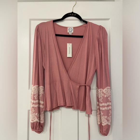 Francesca’s long sleeve knit top - Picture 1 of 4